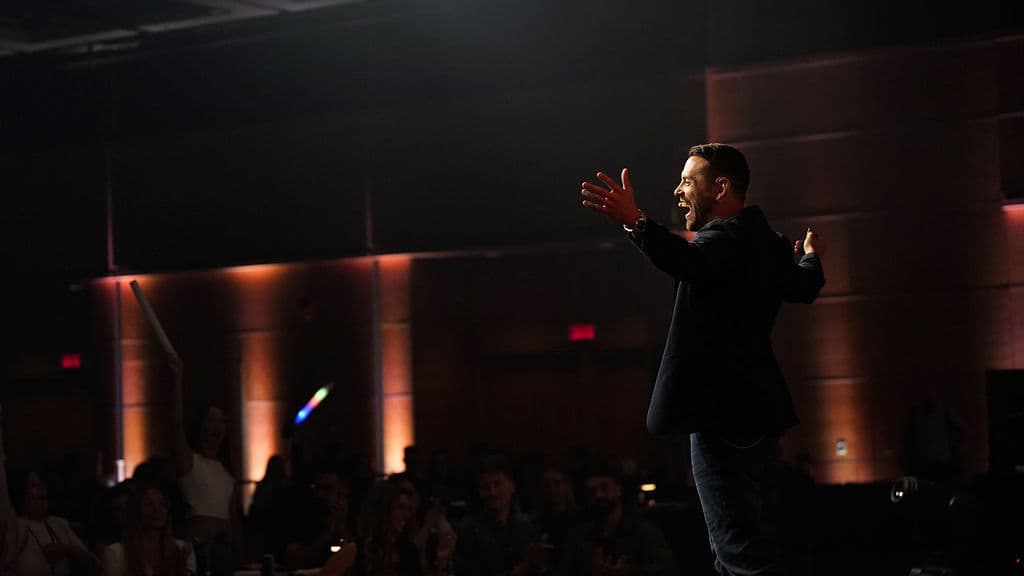 Dany Therrien sur scène en conférence