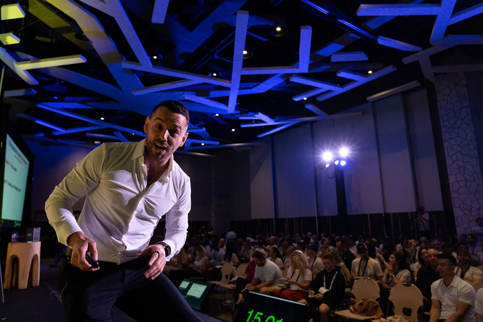 Dany Therrien sur scène devant une salle comble en conférence